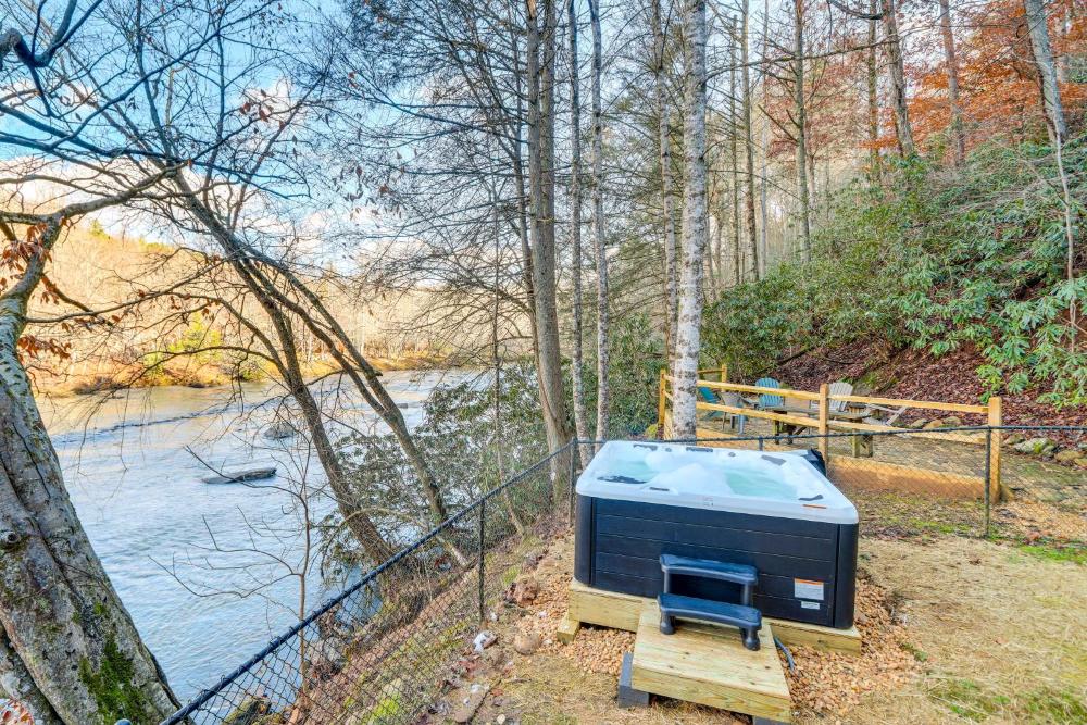 Toccoa Waterfront Hideaway Hot Tub and Fire Pit!
